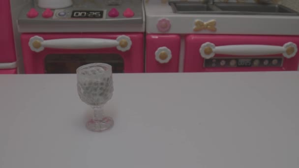 Макро Відео Демонструє Дитячий Іграшковий Кухонний Набір Рожевою Піччю Аксесуарами — стокове відео