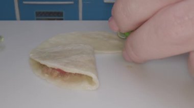 Küçük mutfak malzemeleri ve mutfak malzemeleriyle dolu bir tortilla hazırlar. Küçük kap kacak ve mutfak malzemelerini kullanarak karmaşık pişirme tekniklerinin altını çizer..