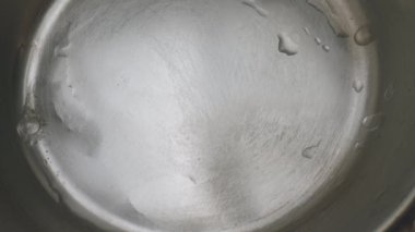 Yemek pişirme dersi minyatür bir mutfakta küçük mutfak malzemelerinin kullanımını gösteriyor. Tarifi hazırlamak için tenceredeki suya odaklanacağız..