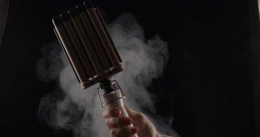Saç için üçlü saç maşası, siyah bir arka planda dalgalı gevşek stil izole edilmiş.