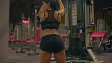 Kız üst çapraz ilişkiye girer. Karnını çeker. Gücünü gösterir ve spor salonuna odaklanır..