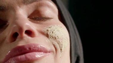 Tesettürlü bir kadın spa deneyimini cildine doğal yüz maskesi takarak geçirmekten hoşlanır. ayar, dinlenmeyi ve kendine bakımı teşvik etmektir..