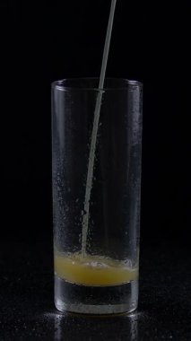 Taze sıkılmış portakal suyu uzun bir bardağı doldurur. Sabah saatlerinde aydınlık bir mutfakta kabarcıklar yüzeye çıkarken ferahlatıcı bir görüntü yaratır..