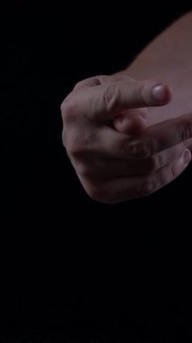 Erkekler nazik bir şekilde olgun bir incir sunar. Koyu bir arkaplanda dokusunu ve rengini vurgular. Odak, meyvelerin doğal güzelliğini ve tazeliğini vurgular..