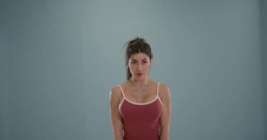 Kız sporcu kız, Romanya 'da bir fitness stüdyosunda geniş bir duruş sergileyerek dikkatle odaklanıyor. Eğitimine devam ederken güçlü duruşu ve kararlılığı çok açık..