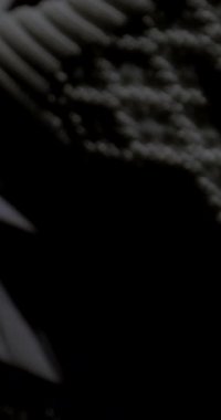 Beyaz spor ayakkabısı siyah kumların üzerinde kısmen dumanla gizlenmiş dramatik ve karamsar bir atmosfer yaratarak merakı ve keşfi davet ediyor.