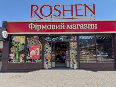 Canlı şekerleme dükkanı Roshen camlarında renkli sanat eserleri sergiliyor UA Odesa Prensi Volodymyr the Great Avenue St.13 Temmuz 2025