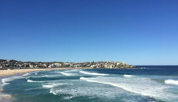 Bondi Beach Vlnami Modrou Vodou Oblohou Sydney Austrálie — Stock fotografie