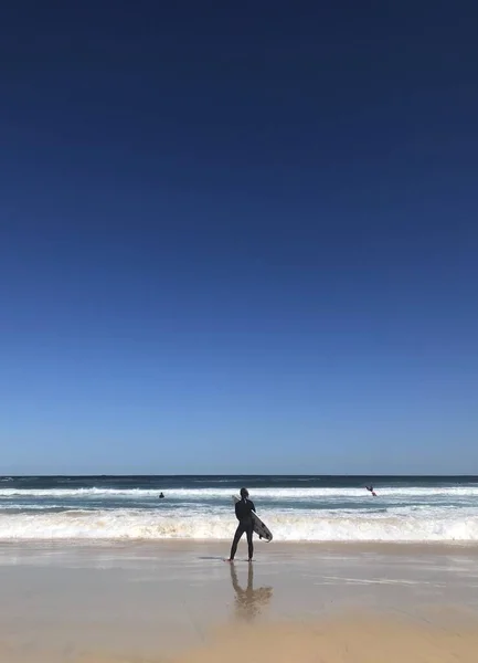 Surfař Nesoucí Její Surf Stojící Pláži Krásnou Modrou Oblohou Vlna — Stock fotografie