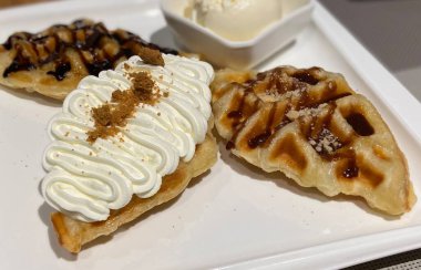 Üç farklı çeşnili waffle ve dondurma.