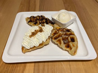 Üç farklı çeşnili waffle ve dondurma.