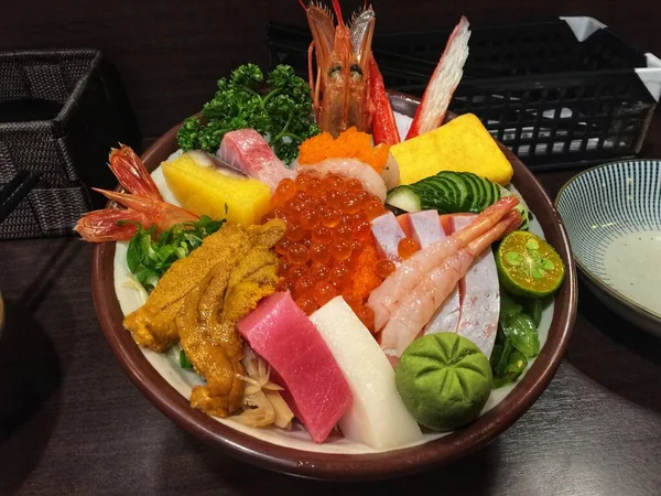 Verschiedene Sashimi Reis Garnelen Lachs Thunfisch Schnapper Schwertfisch Seeigel Lachsrogen — Stockfoto