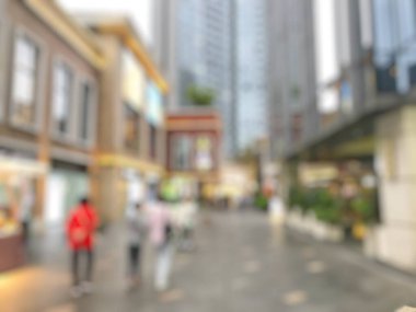 Ana caddenin bulanık arka planı. Sokakta yürüyen müşteriler ve caddenin yanındaki dükkanlar..