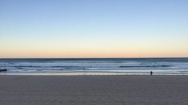 Παραλία Όμορφο Ηλιοβασίλεμα Γαλάζιο Ουρανό Και Κύματα Για Φόντο — Φωτογραφία Αρχείου