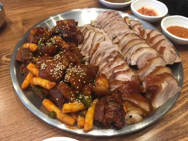 醤油とスパイスで調理された豚のトロッターで構成される韓国料理 ジョクバル おいしい韓国料理 — ストック写真