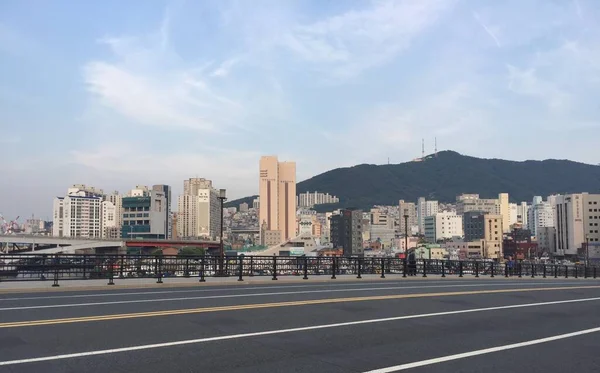 韩国釜山的城市道路 背景为建筑物 — 图库照片
