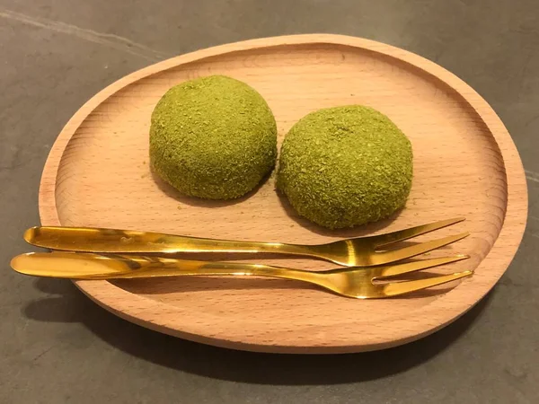 餅デザートと木製のプレートにフォーク 日本のデザート — ストック写真