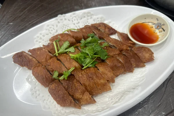 Frittierter Knuspriger Schweinedärm Mit Sauce Imbissbude Kantonesische Küche — Stockfoto