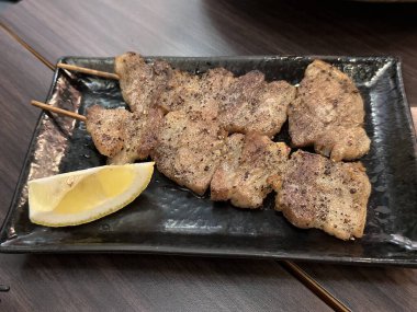 Kushiyaki Butabara, tabakta limonlu ızgara domuz eti..