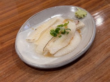 Engawa sashimi, dil balığı yüzgecinin içindeki çiğ et, Japon yemeği..