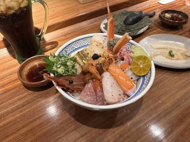 Taze çiğ deniz ürünleri karışık pirinç kasesi. Kaisen-Don. Japon pilavı, karides, ton balığı, Otoro, somon, deniz kestanesi, Engawa ve diğer balıklardan oluşan sashimi. Üst görünüm.