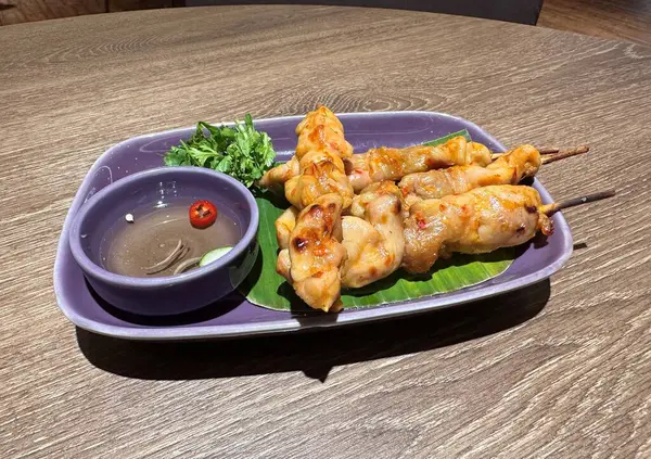 Draufsicht Auf Hühnerspieß Mit Sauce Thai Street Food Leckeres Essen — Stockfoto