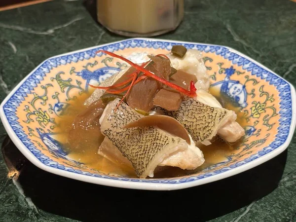 Ångkokt Grouper Fish Fillet Med Sås Och Sidorätt Tallriken Kinesisk — Stockfoto