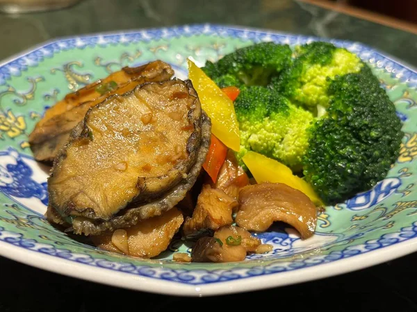 Abalone Met Broccoli Geserveerd Een Schotel Chinese Keuken Sluiten — Stockfoto