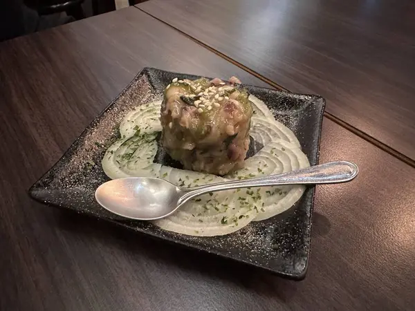 日本食品Tako Wasabi Tako Wasabi Octopus和Wasabi 用勺子放在木制桌面上的盘子里 — 图库照片