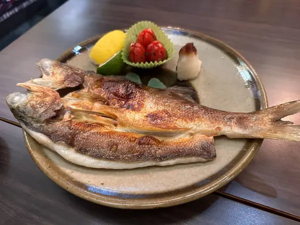Japon Yemek Tarzı Limonlu Izgara Balık Daikon Püresi Ahşap Masada — Stok fotoğraf