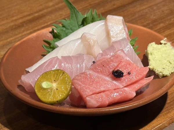 Φρέσκο Ιαπωνικό Φαγητό Ξύλινο Φόντο Πάνω Όψη Ποικιλία Ιαπωνικά Sashimi — Φωτογραφία Αρχείου