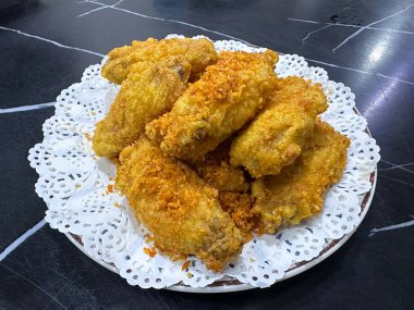 Tuz ve Biber Tavuk Kanatları, Baharatlı Biber-Tuzlu Kızarmış Tavuk Kanatları, ünlü Kanton yemek tarzı..