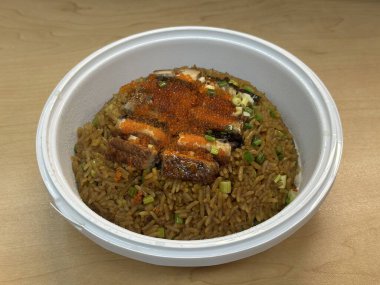 Japon usulü ızgara yılan balığı, ikura ve pirinç kasesi ya da Unagi Don. Paketleyin ve kapatın..