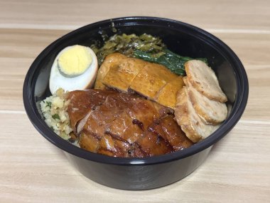 Çin yemeği kasesi ile soya soslu tavuk, kızarmış ördek budu, yumurta ve Vietnam sosisi karışımı. Kanton yemeği tarzı..