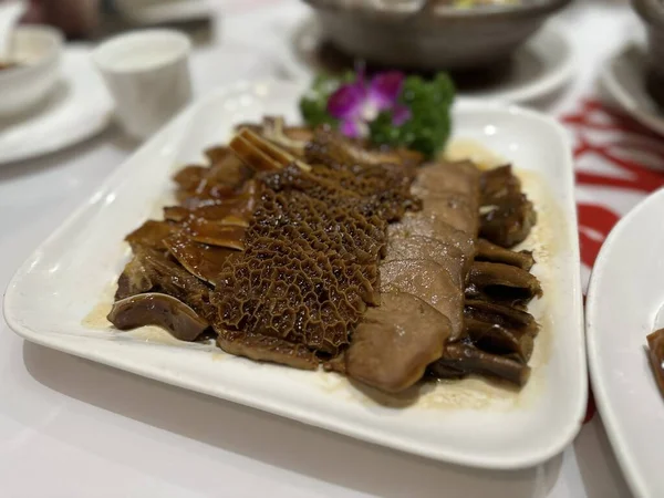 広東料理スタイル マリネ肉プラッター マリネされたビーフのトライプ ブタの耳 豚の舌とアヒルの舌 伝統的な中国料理 — ストック写真