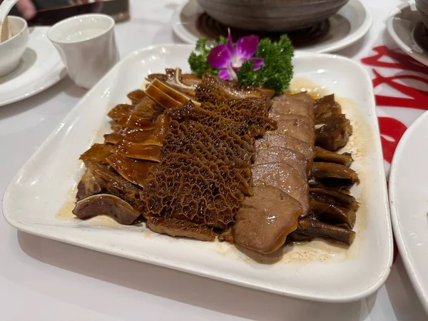 广东菜 腌肉锅 腌牛肉排 鸭舌的腌肉盘 中式中餐 — 图库照片
