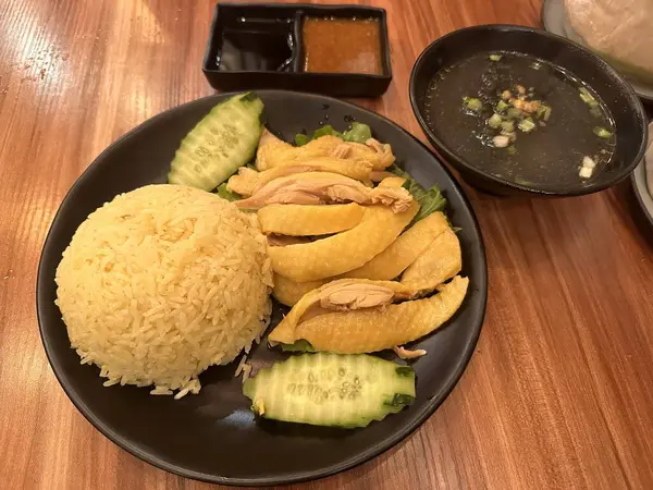 Kuchnia Azjatycka Hainanese Kurczaka Ryż Zupą Sałatką Sosem — Zdjęcie stockowe