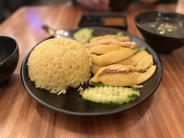 Asijská Kuchyně Hainanese Kuřecí Rýže Polévkou Salátem Omáčkou — Stock fotografie