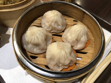 Xiaolongbao Çin buharlı çörekleri bambu buharlı buharda. Lezzetli, Kantonca ve Şangay yemek tarzı. Çin mutfağı..