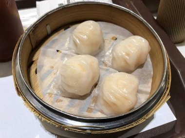 Bambu buharlı buğulanmış karides köfteleri (Har Gow). Lezzetli, Kanton yemeği tarzı. Çin mutfağı..