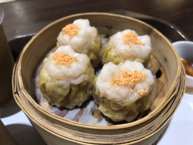 Bambu buharı içinde Dim Sum Buharlı Domuz Böreği (Shu Mai). Lezzetli, Kanton yemeği tarzı. Çin mutfağı..