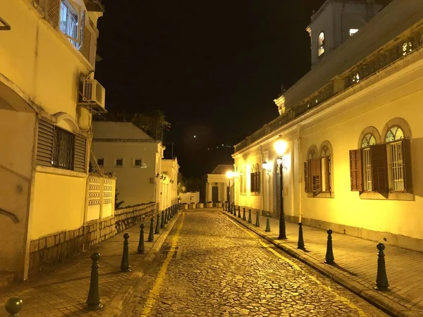 Macau 'daki sokak manzaralı bir gece manzarası. Macau Asya 'da bir turizm merkezidir..