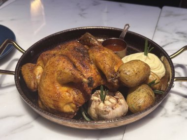 Kızarmış tavuk, patates, sarımsak ve sos.