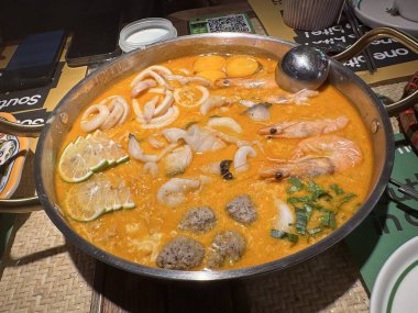 Tom Yam Kung veya Tom Yum çorbası, ünlü Tayland yemekleri mutfağı