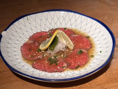 Tabakta soslu biftek sashimi.