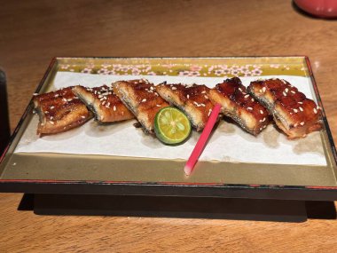 Izgara Japon yılan balığı ya da tabağında susam olan unagi kabayaki yakın çekim. Japon yemek tarzı..