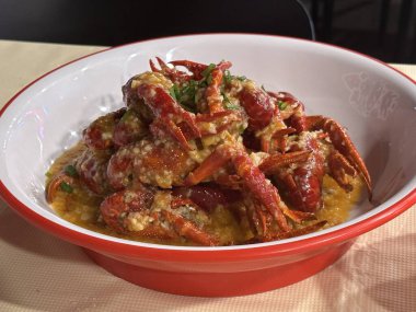 Çin restoranında kızarmış kerevit ve sarımsak. Çin yemeği tarzı..