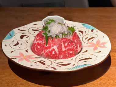 Tabakta taze çiğ biftek sashimi.