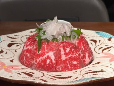 Taze çiğ biftekli saşimi, yakın çekim.