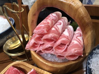 Güveç için koyun eti dilimleri, kuzu eti, koyun eti, rulo, ahşap sepet.